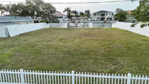 39 Sunset Bay Dr, Belleair, FL 33756