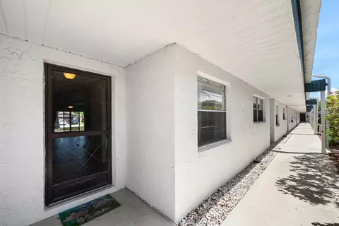 7750 92nd St #104, Seminole, FL 33777