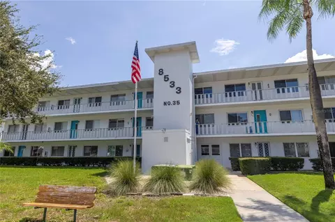 8533 110th St #303, Seminole, FL 33772