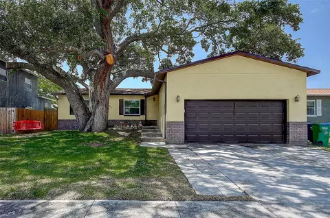 8636 Rue Chateaux Dr, Seminole, FL 33777