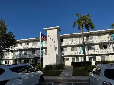 8533 110th St #102, Seminole, FL 33772