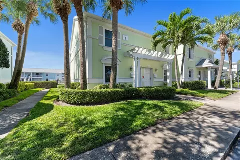 4963 Cobia Dr SE, Saint Petersburg, FL 33705