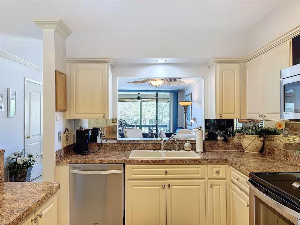 Kitchen - 1801 Mariner Dr #20, Tarpon Springs, FL 34689 photo 7 of 9
