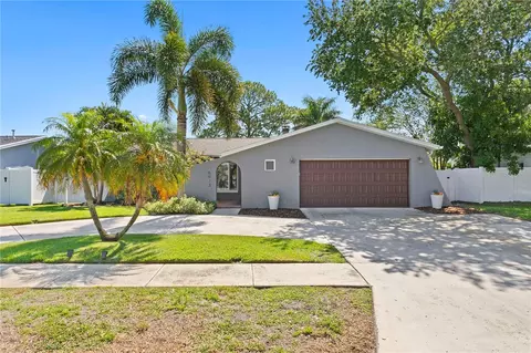 6073 Tanglewood Dr NE, Saint Petersburg, FL 33703