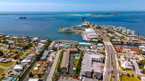 460 S Paula Dr #202, Dunedin, FL 34698