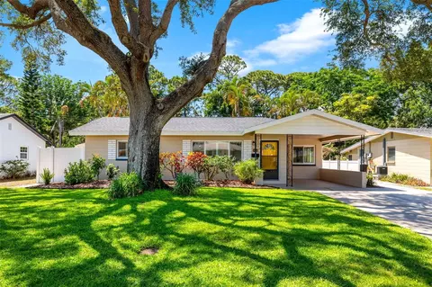 9044 Bay St NE, Saint Petersburg, FL 33702