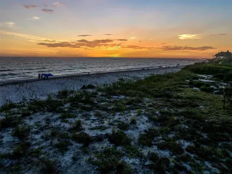 7480 Bayshore Dr #301, Treasure Island, FL 33706