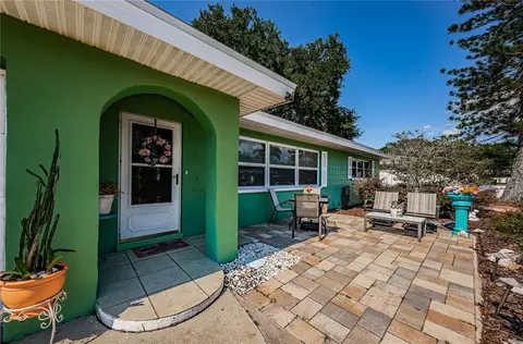 13747 Bermuda Dr, Seminole, FL 33776
