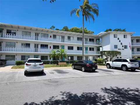 8454 111th St #104, Seminole, FL 33772