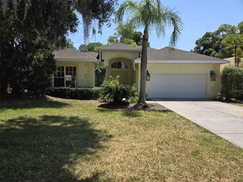 12450 Woodlands Cir, Dade City, FL 33525