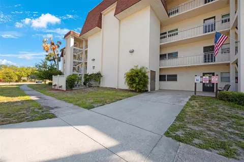 209 NE Lincoln Cir N #203, Saint Petersburg, FL 33702