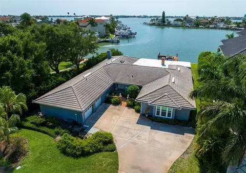 22 S Pine Cir, Belleair, FL 33756