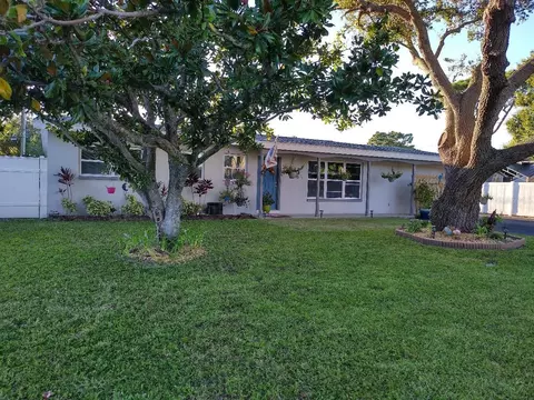 8360 Pelican Ln, Seminole, FL 33777