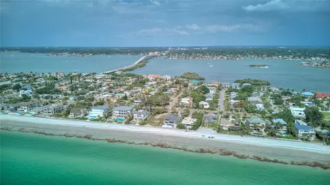 104 6th St, Belleair Beach, FL 33786