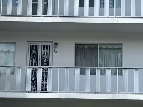 8402 111th St #206, Seminole, FL 33772