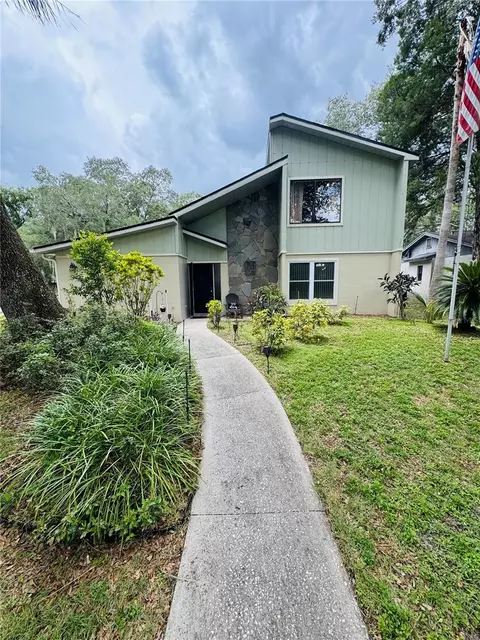 15902 Shawver Lake Dr, Lutz, FL 33549