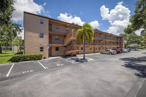 4600 98th Way N #301, Saint Petersburg, FL 33708