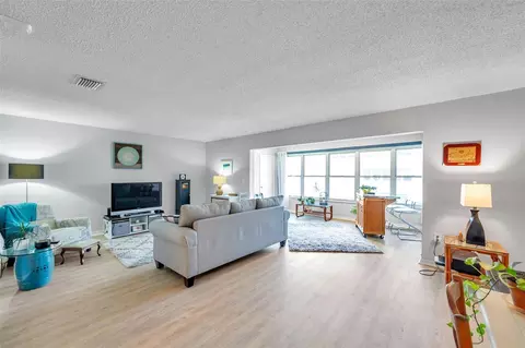 3114 59th St S #310, Gulfport, FL 33707