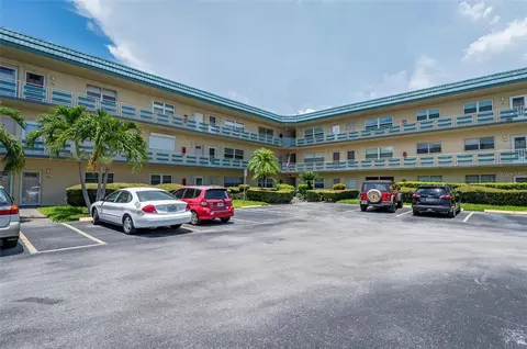 5750 80th St N #D301, Saint Petersburg, FL 33709
