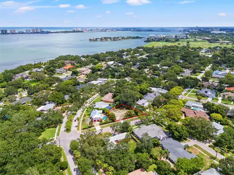 220 Manatee Rd, Belleair, FL 33756