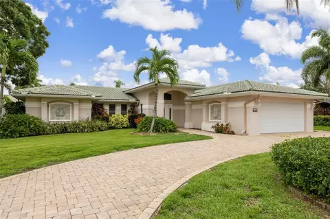 1800 Tanglewood Dr NE, Saint Petersburg, FL 33702