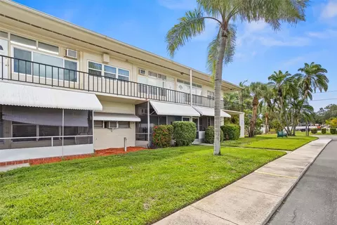 4001 58th St N #16, Kenneth City, FL 33709