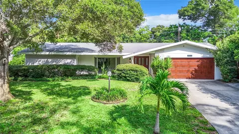 826 Fountainhead Dr, Largo, FL 33770