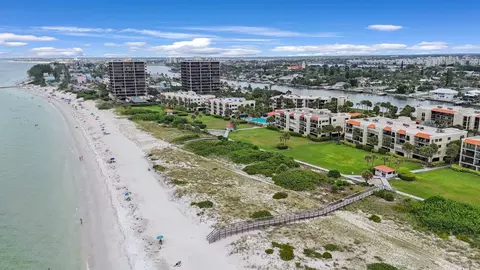 7537 Bayshore Dr #303, Treasure Island, FL 33706