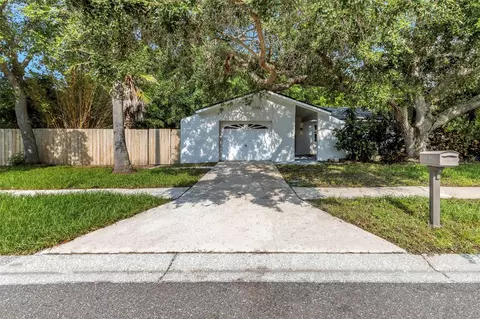 805 7th St SE, Largo, FL 33771
