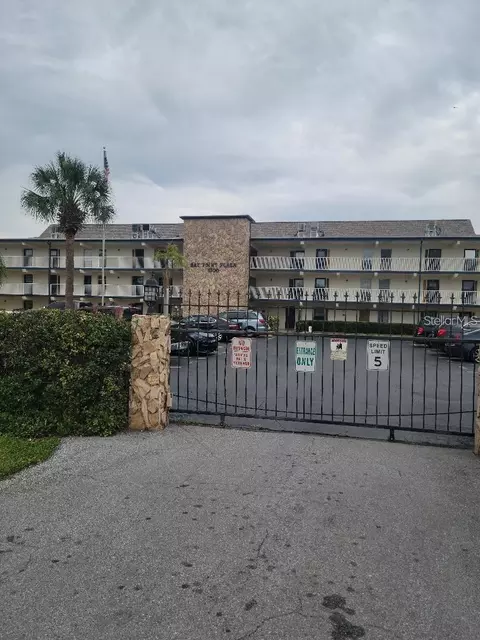 6100 12th St S #211, Saint Petersburg, FL 33705