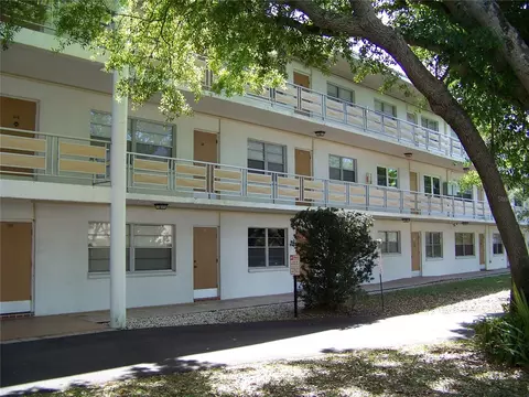 911 Washington Ave #202, Largo, FL 33770