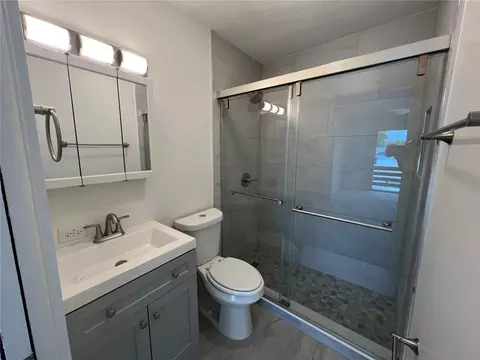 Bath - 722 65th Ave E, Bradenton, FL 34203 photo 2 of 4
