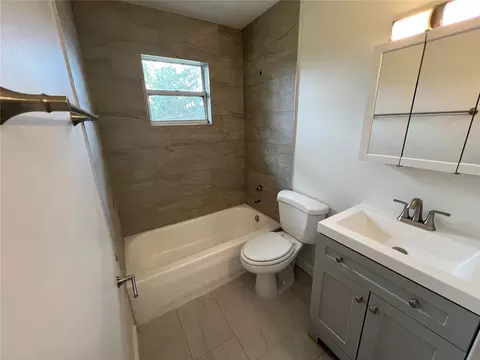 Bath - 722 65th Ave E, Bradenton, FL 34203 photo 3 of 4