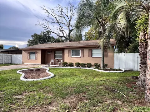 921 Valleydale Ave, Deland, FL 32720