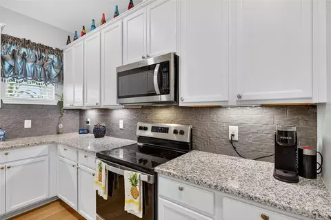 Kitchen - 42 Huntington Pl, Ormond Beach, FL 32174 photo 2 of 3
