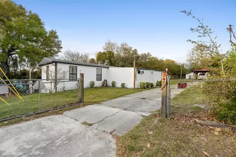 207 Robinhood Dr, Deland, FL 32724