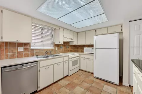 Kitchen - 302 Gatewood Ct, Ormond Beach, FL 32174 photo 3 of 5