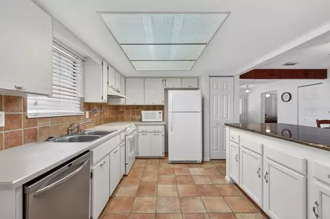 Kitchen - 302 Gatewood Ct, Ormond Beach, FL 32174 photo 4 of 5