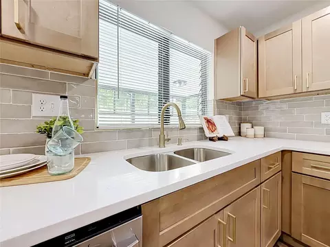 Kitchen - 948 NE 6th St, Ocala, FL 34470 photo 2 of 6