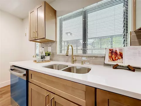Kitchen - 948 NE 6th St, Ocala, FL 34470 photo 3 of 6