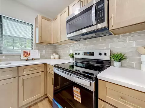 Kitchen - 948 NE 6th St, Ocala, FL 34470 photo 5 of 6