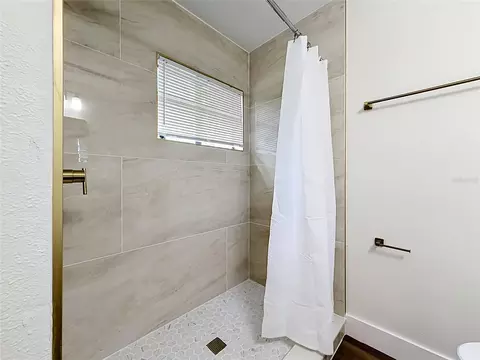 Bath - 948 NE 6th St, Ocala, FL 34470 photo 3 of 8