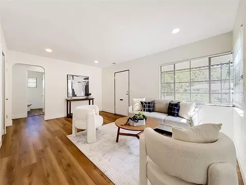 Living - 948 NE 6th St, Ocala, FL 34470 photo 2 of 4