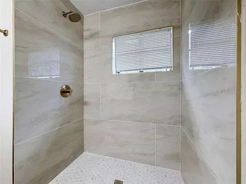 Bath - 948 NE 6th St, Ocala, FL 34470 photo 4 of 8