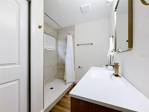 Bath - 948 NE 6th St, Ocala, FL 34470 photo 2 of 8