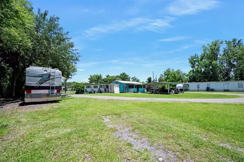 Exterior - 55521 Front St, Astor, FL 32102 photo 3 of 7