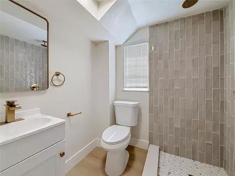 Bath - 516 S Exeter St, Eustis, FL 32726 photo 9 of 11