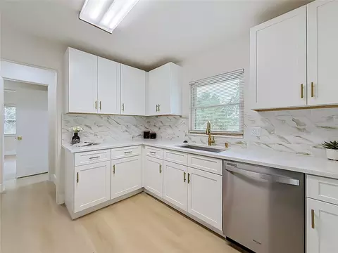 Kitchen - 516 S Exeter St, Eustis, FL 32726 photo 4 of 5