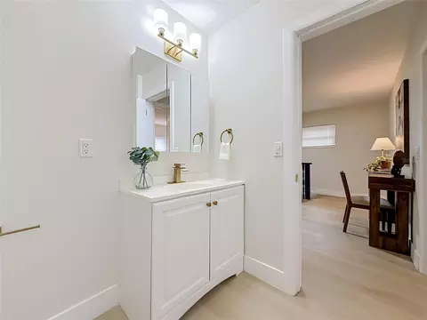 Bath - 516 S Exeter St, Eustis, FL 32726 photo 4 of 11