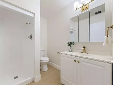 Bath - 516 S Exeter St, Eustis, FL 32726 photo 5 of 11